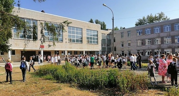 Сбор на линейку в волгоградском лицее, 1 сентября 2021 года. Фото Татьяны Филимоновой для "Кавказского узла". 