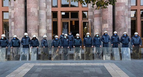 Сотрудники полиции возле здания правительства Армении. Фото: REUTERS/Артем Микрюков