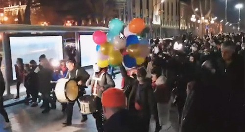 Акция протеста в Тбилиси против ковид-ограничений. 6 сентября 2021 г. Скриншот видео https://ria.ru/20210206/aktsiya-1596341204.html