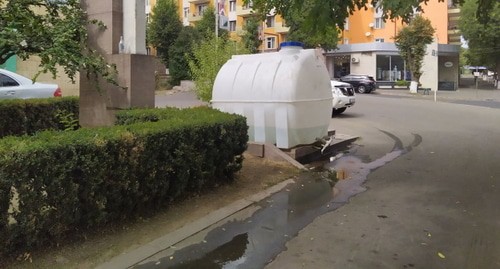 Цистерна с водой на улице в Степанакерте. Фото: Алвард Григорян для "Кавказского узла".