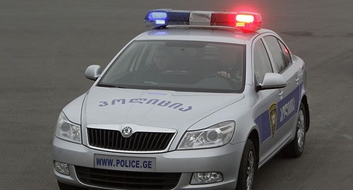Полицейская машина в Тбилиси. Фото: РЕЙТЕР/Давид Мдзинаришвили