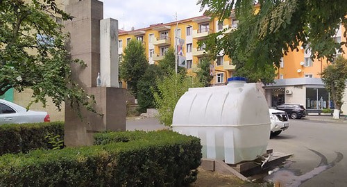 Цистерна с водой в Степанакерте. Фото Алвард Григорян для "Кавказского узла"