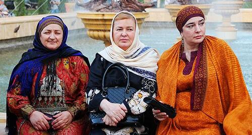 Жительницы Дагестана на праздничном мероприятии в Махачкале. Фото  Эльдара Расулова //26.07.2013  http://odnoselchane.ru/?page=photos_of_category&sect=3279&com=photogallery