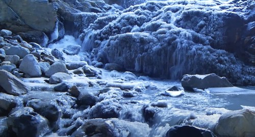 Ледник Алибек на Домбае. Кадр видео https://www.youtube.com/watch?v=KcOFpplP8sc