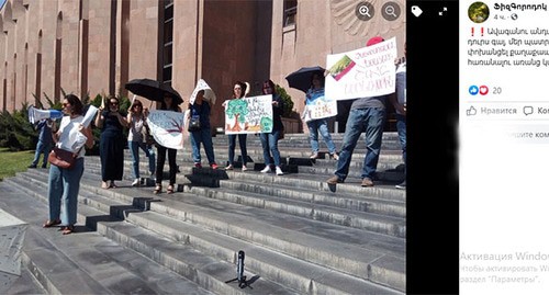 Акция протеста против строительства многоэтажного дома в ереванском микрорайоне "Физгородок". Скриншот видео