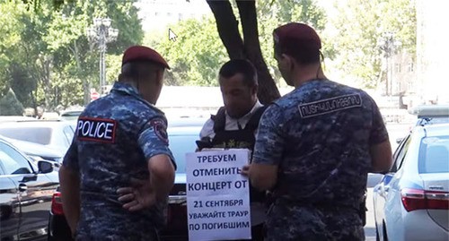 Полицейские задержали жителя Армении, который вышел на пикет. Скриншот видео https://www.youtube.com/watch?v=-19aI8Pe7vQ