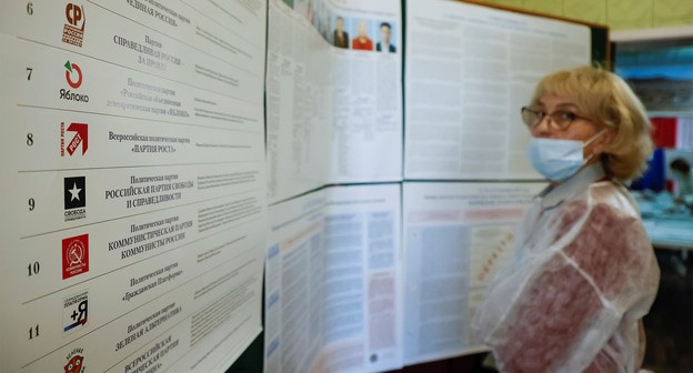 Член избирательной комиссии на выборах. 17  сентября 2021 года. Фото  RUETERS/Максим Шеметов