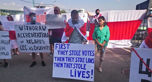 Участники митинга с плакатом "Сначала они украли выборы, потом  законы, потом - жизни". Фото Беслана Кмузова для "Кавказского узла"