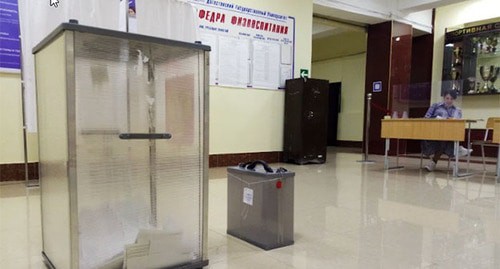 Урна для голосования на избирательном участке в Махачкале. 17 сентября 2021 г. Фото Расула Магомедова для "Кавказского узла"