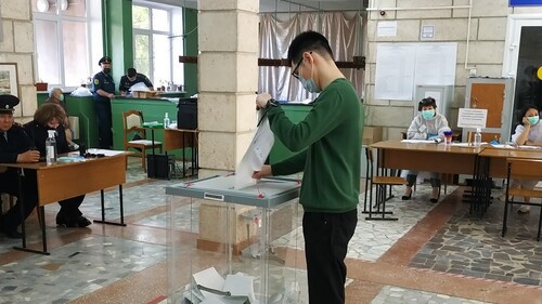 Голосование на избирательном участке №35. Элиста, 18 сентября 2021 г. Фото Бадмы Бюрчиева для "Кавказского узла"