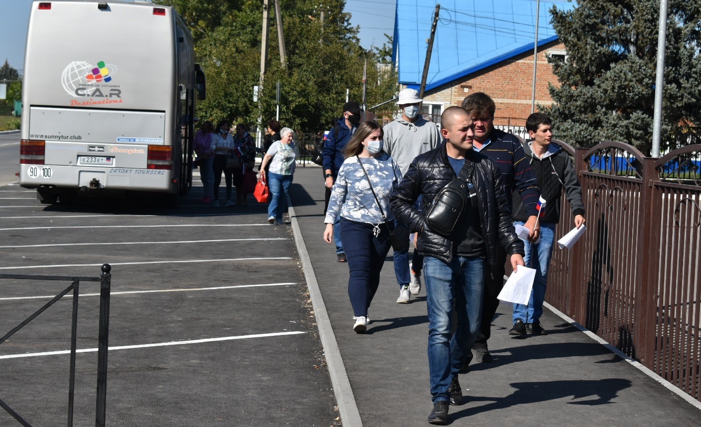 Жители ДНР идут от автобуса к избирательному участку. 18 сентября 2021 года. Фото Константина Волгина для "Кавказского узла"