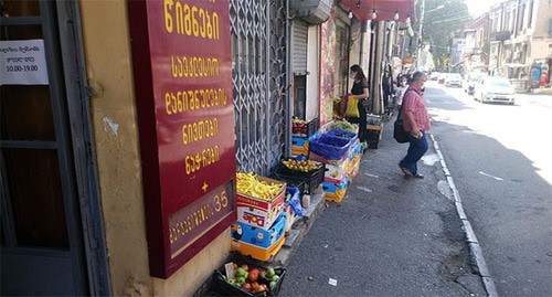 Уличный товар по улице Марджанишвили. Фото Беслана Кмузова для "Кавказского узла"