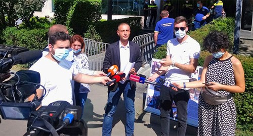 Лаша Чхартишвили дает интервью журналистам во время акции. 21 сентября 2021 г. Фото Беслана Кмузова для "Кавказского узла"