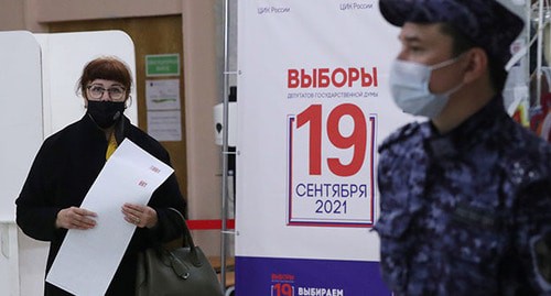 На избирательном участке. Фото: REUTERS/Евгения Новоженина