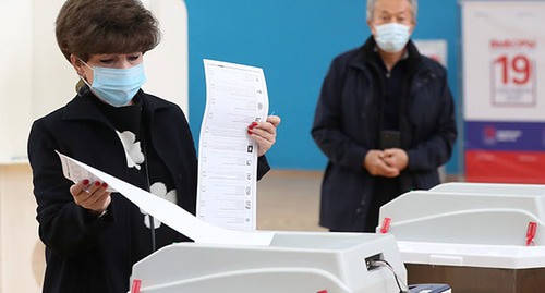 На избирательном участке. 19 сентября 2021 г. Фото: REUTERS/Евгения Новоженина