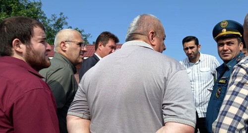Жители села Нижние Ачалуки ведут диалог с ингушскими чиновниками.  Фото Адама Костоева для "Кавказского узла"