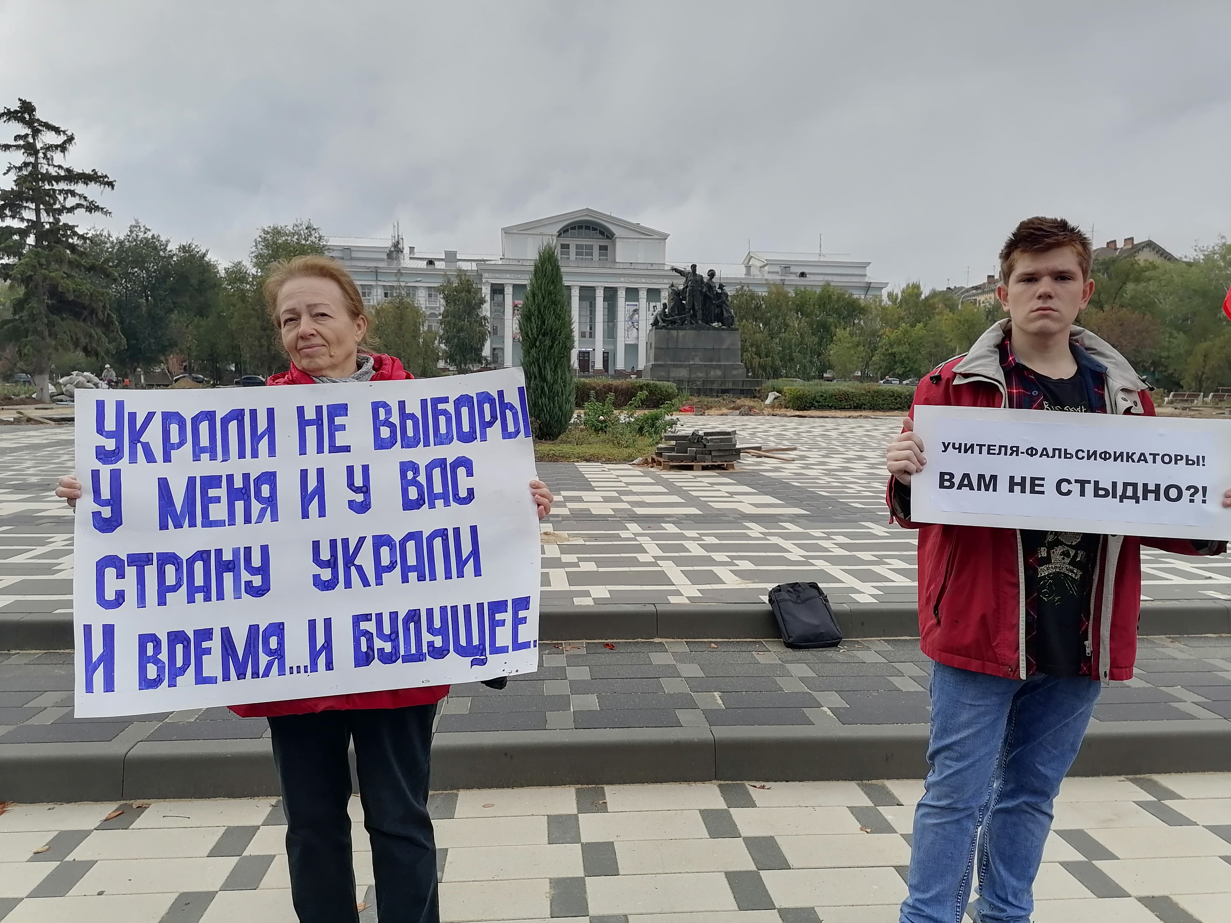 Татьяна Карпова (слева) на пикете. Волгоград, 25 сентября 2021 года. Фото Татьяны Филимоновой для "Кавказского узла".