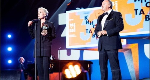 Церемония награждения победителей Кинотавра. Стоп кадр видео https://smotrim.ru/video/2341352