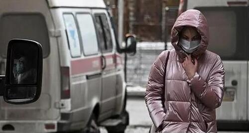 Девушка в защитной маске. Фото: REUTERS/Alexey Malgavko