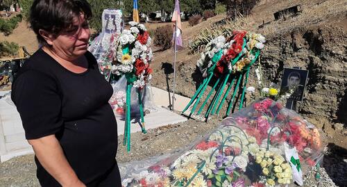 Жительница Нагорного Карабаха оплакивает погибшего сына. Фото: Алвард Григорян для "Кавказского узла"