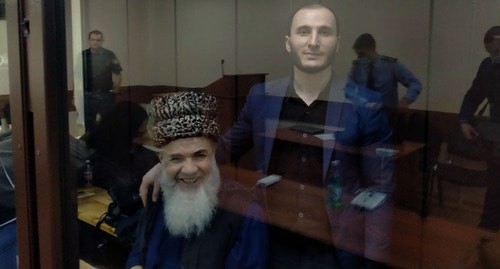 Ахмед Барахоев (слева) и Багаудин Хаутиев  в зале суда. Фото Алены Садовской для "Кавказского узла"