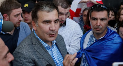 Михаил Саакашвили (в центре). Фото: REUTERS/Gleb Garanich