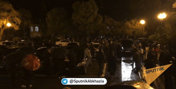Протестующие у здания парламента Абхазии. 1 октября 2021 года. Стоп-кадр видео https://web.telegram.org/z/#-1348418284