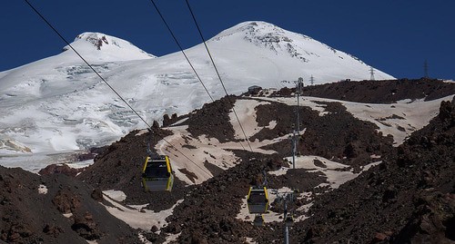 Канатная дорога на горнолыжном курорте "Эльбрус". Фото: Dmitry A. Mottl https://ru.wikipedia.org/