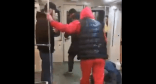 Кадр из видео об избиении пассажира в метро в сообществе "Голос Дагестана" в соцсети "ВКонтакте". https://vk.com/wall-74219800_1095695?reply=1095707 Кадр из видео об избиении пассажира в метро в сообществе "Голос Дагестана" в соцсети "ВКонтакте". https://vk.com/wall-74219800_1095695?reply=1095707