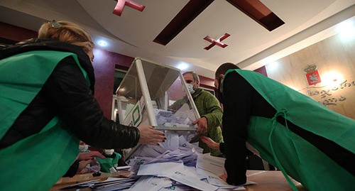 Подсчет голосов на избирательном участке. Тблиси, 2 октября 2021 г. Фото: REUTERS/Irakli Gedenidze