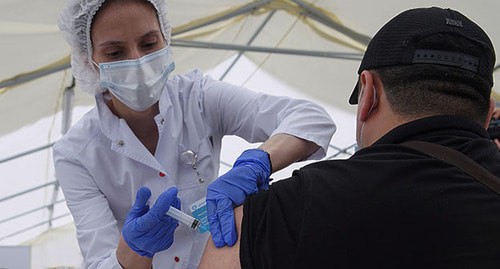Медицинский работник делает прививку от COVID-19. Фото: REUTERS/Tatyana Makeyeva