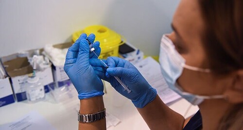 Медицинский работник держит шприц с вакциной Pfizer. Фото: REUTERS/Зорана Жевтич