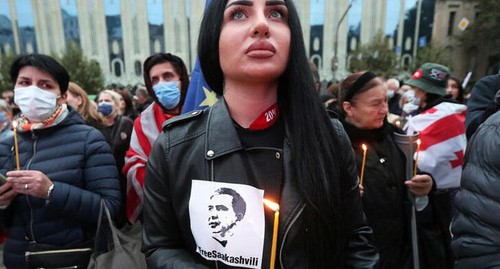 Участники держат свечи во время акции протеста с требованием освободить заключенного в тюрьму бывшего президента Грузии Михаила Саакашвили в Тбилиси, Грузия, 10 октября 2021 года. REUTERS/Ираклий Геденидзе