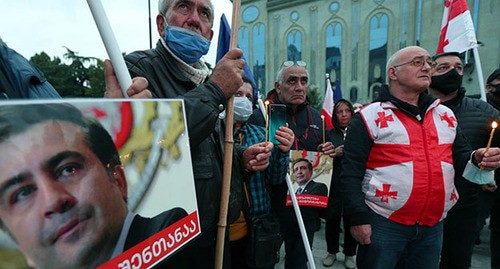 Участники акции протеста с требованием освободить Михаила Саакашвили держат в руках его портреты. Тбилиси, 10 октября 2021 г. Фото: REUTERS/Irakli Gedenidze