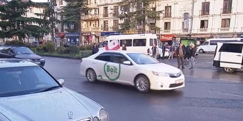 Сторонники бывшего президента Грузии Михаила Саакашвили движутся в автомобилях на площадь Свободы в Тбилиси. Кадр видео РУСТАВИ 2 https://www.rustavi2.ge/ka/news/212143 