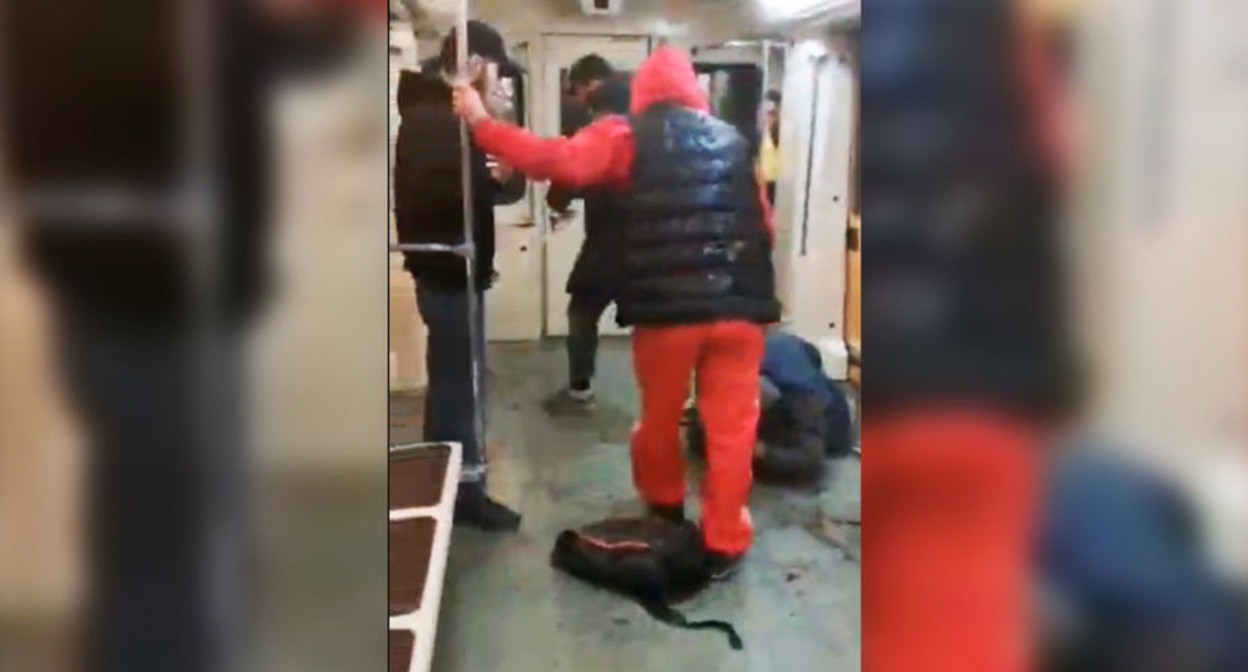 На месте избиения пассажира в московском метро. Скриншот видео mnogonazi/Telegram