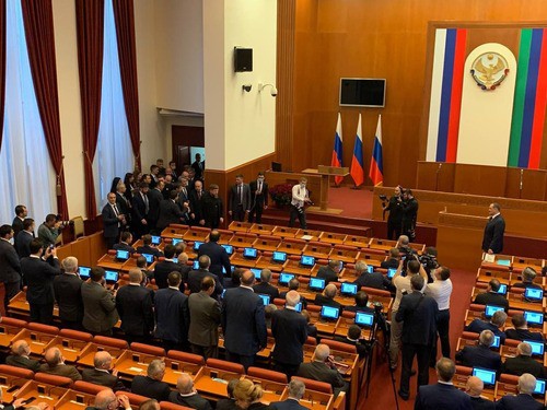 Депутаты приветствуют Кадырова в зале парламента Дагестана. Фото из Telegram-канала. "Дагестанские известия" от 14.10.21.