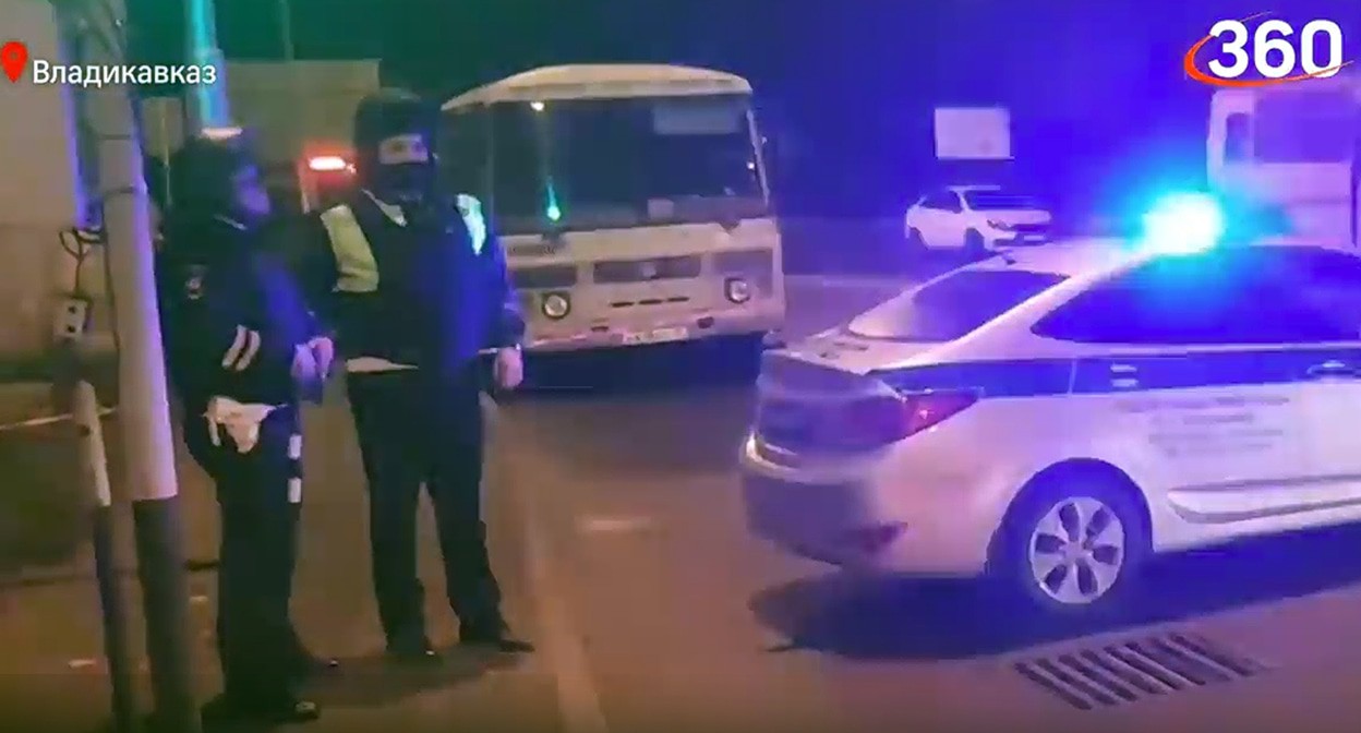 Сотрудники полиции возле владикавказской колонии. Кадр видео 
Телеканал 360 https://rutube.ru/video/767a9b9e784ff6d03a0fecdbacdb9afe/