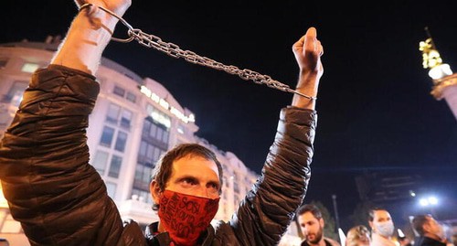 Участник митинга с требованием освободить заключенного в тюрьму бывшего президента Грузии Михаила Саакашвили в Тбилиси, Грузия, 14 октября 2021 года. Фото: REUTERS/Ираклий Геденидзе