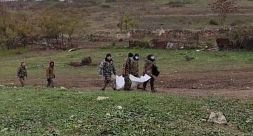 Азербайджанская сторона передала в Шуши карабахским спасателям останки военного, погибшего во время боев в Нагорном Карабахе. Фото https://www.facebook.com/RescueServiceOfTheNKR