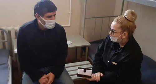 Ума Аскерханова (справа) в камере спецприемника у Салима Халитова, объявившего голодовку пять дней назад. Фото предоставлено Умой Аскерхановой для "Кавказского узла"