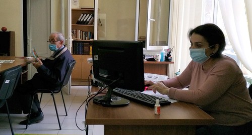 Сотрудники  учреждения в медицинских масках. Фото Армине Мартиросян для "Кавказского узла"