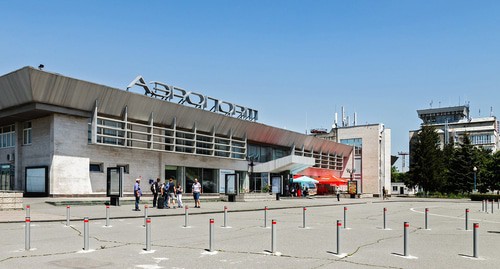 Аэропорт Владикавказа.  Фото ДанилШ https://ru.wikipedia.org/wiki/Владикавказ_(аэропорт)#/media/Файл:Ogz_photo.jpg
