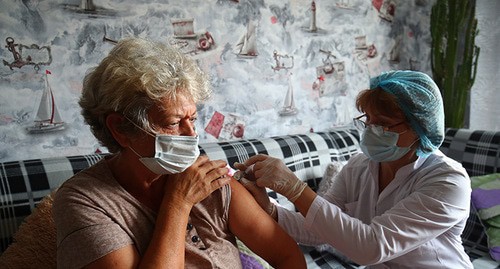 Медицинский работник делает прививку женщине в ее доме. Волгоградская область. Фото: REUTERS/Kirill Braga