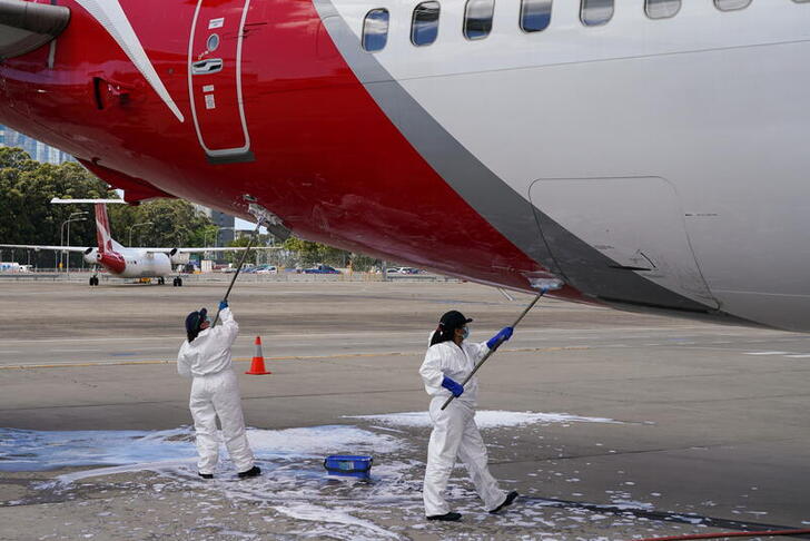 Очистка и дезинфекция самолета. Фото: REUTERS/Loren Elliott