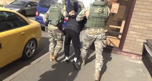 Задержание подозреваемого в подготовке теракта. Фото https://tvzvezda.ru/news/20211022951-EVUZ2.html
