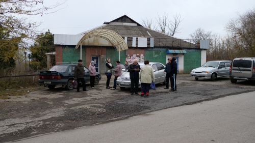 Жители поселка Розет пришли поддержать пикетчика. 24 октября 2021 года. Фото Сергея Снежина для "Кавказского узла".