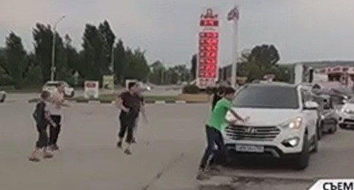 Группа подростков, которые блокировали проезд свадебным кортежам для получения денежного вознаграждения по чеченскому обычаю. Кадр видео https://www.instagram.com/p/CVYe41yob5Z/