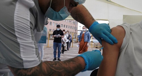 Медицинский работник делает прививку. Фото: REUTERS/Tatyana Makeyeva
