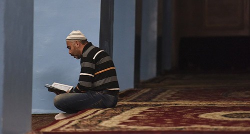 Верующий в мечети. Фото Елены Синеок, Юга.ру